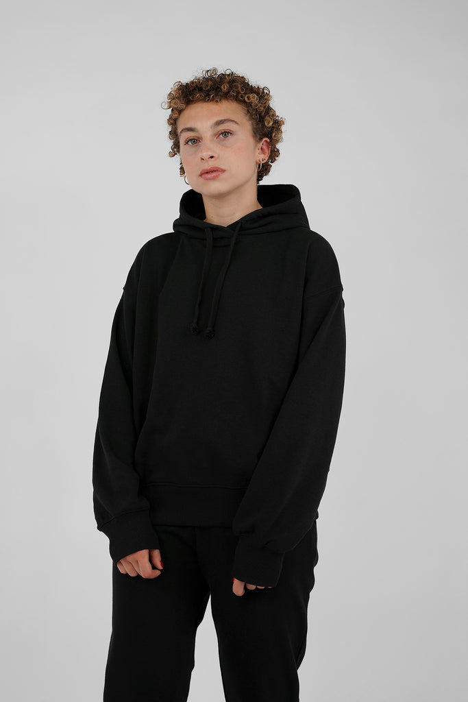   Trend-Piece No. 1: der Hoodie mit zahlreichen Styling-Möglichkeiten!  Der coole Hoodie ist aus softer Baumwoll-Mix-Qualität gefertigt und kommt mit der dafür typischen Frottee-Innenseite. Modell mit überschnittenen Schultern, gefütterter Kapuze und gerippten Bündchen-Abschlüssen an Ärmeln und Saum.