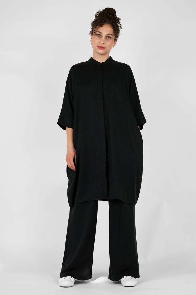 Kleid aus fliessender Tencel-Qualität im oversize-Stil in schwarz.
