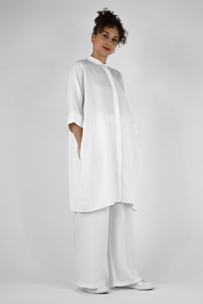 Kleid aus fliessender Tencel-Qualität im oversize-Stil in weiss.