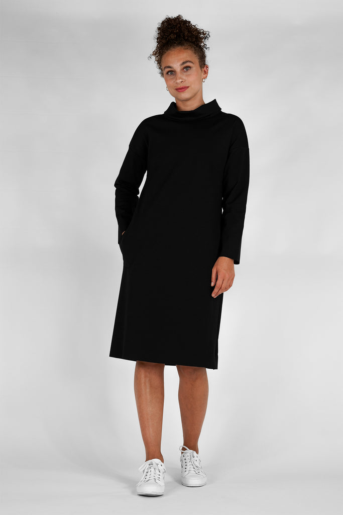 Kleid mit Rollkragen aus Viskose-Mix-Qualität in schwarz