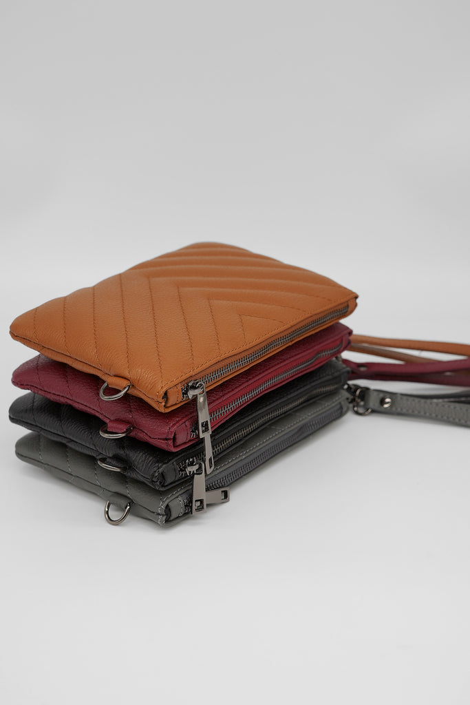 Kleine, stilvolle Pochette mit Eyecatcher-Steppung!  Mit der Pochette VIVIEN aus gestepptem Leder haben Sie auf Reisen stets alles zur Hand – ein praktisches Accessoire mit genug Stauraum für Ihre wichtigsten Dinge. Dank des Schulterriemens kann die Tasche auch perfekt als Crossbody-Bag getragen werden. 