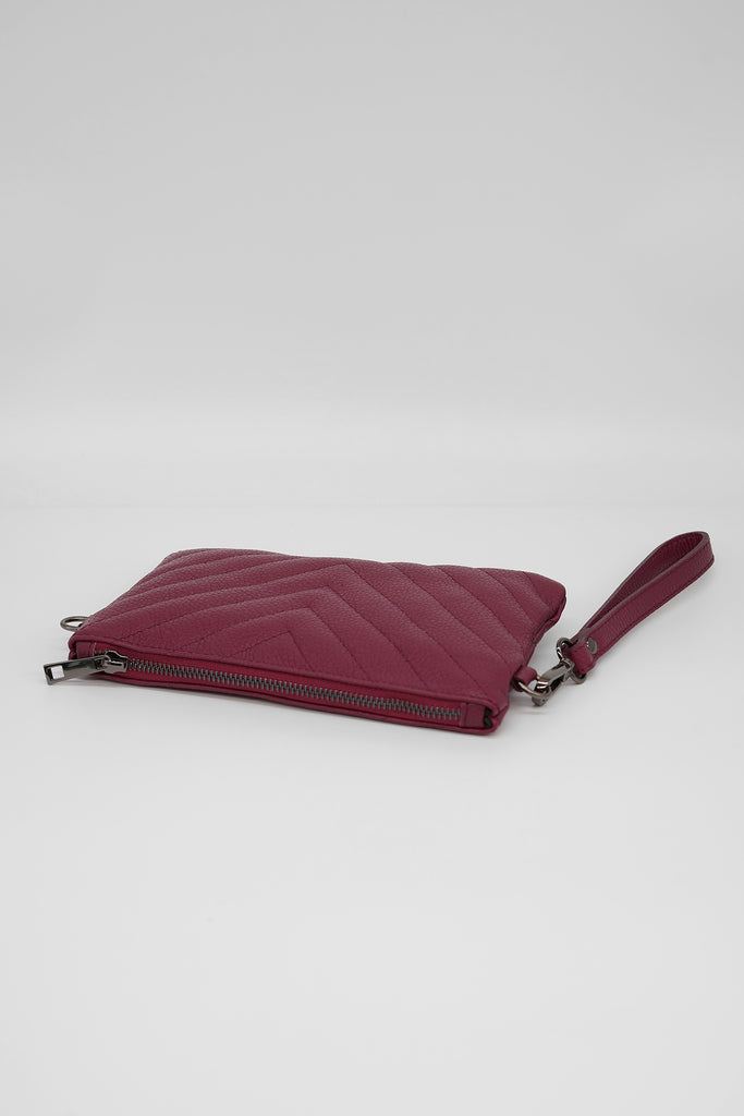 Kleine, stilvolle Pochette mit Eyecatcher-Steppung!  Mit der Pochette VIVIEN aus gestepptem Leder haben Sie auf Reisen stets alles zur Hand – ein praktisches Accessoire mit genug Stauraum für Ihre wichtigsten Dinge. Dank des Schulterriemens kann die Tasche auch perfekt als Crossbody-Bag getragen werden. 