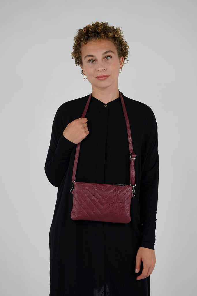 Kleine, stilvolle Pochette mit Eyecatcher-Steppung!  Mit der Pochette VIVIEN aus gestepptem Leder haben Sie auf Reisen stets alles zur Hand – ein praktisches Accessoire mit genug Stauraum für Ihre wichtigsten Dinge. Dank des Schulterriemens kann die Tasche auch perfekt als Crossbody-Bag getragen werden. 