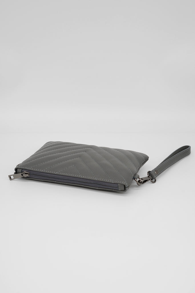 Kleine, stilvolle Pochette mit Eyecatcher-Steppung!  Mit der Pochette VIVIEN aus gestepptem Leder haben Sie auf Reisen stets alles zur Hand – ein praktisches Accessoire mit genug Stauraum für Ihre wichtigsten Dinge. Dank des Schulterriemens kann die Tasche auch perfekt als Crossbody-Bag getragen werden.  