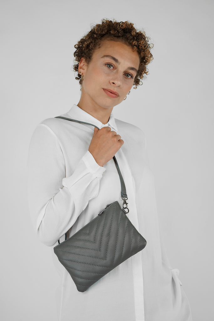 Kleine, stilvolle Pochette mit Eyecatcher-Steppung!  Mit der Pochette VIVIEN aus gestepptem Leder haben Sie auf Reisen stets alles zur Hand – ein praktisches Accessoire mit genug Stauraum für Ihre wichtigsten Dinge. Dank des Schulterriemens kann die Tasche auch perfekt als Crossbody-Bag getragen werden.  