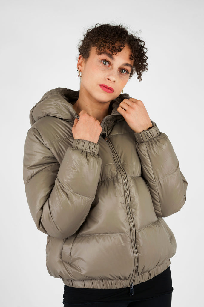 Sportives Basic Piece: Puffer-Daunenjacke mit Kapuze!  Die sportlich designte Daunenjacke in verkürzter Länge kommt mit einem hohen Stehkragen mit 2 Druckknöpfen, markanter Kapuze mit innenliegendem stretchigem Kantenabschluss, leicht schräg angesetzte Leisten-Eingrifftaschen, und einem kernigen Zwei-Wege- Frontzipper mit unterlegter Sturmblende. Für besonders hohe Tragefunktionalität sorgen der elastische Saumabschluss und die elastischen Ärmelabschlüsse. 