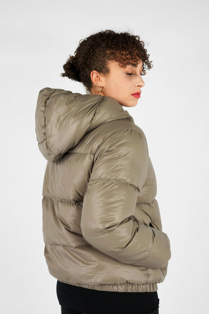 Sportives Basic Piece: Puffer-Daunenjacke mit Kapuze!  Die sportlich designte Daunenjacke in verkürzter Länge kommt mit einem hohen Stehkragen mit 2 Druckknöpfen, markanter Kapuze mit innenliegendem stretchigem Kantenabschluss, leicht schräg angesetzte Leisten-Eingrifftaschen, und einem kernigen Zwei-Wege- Frontzipper mit unterlegter Sturmblende. Für besonders hohe Tragefunktionalität sorgen der elastische Saumabschluss und die elastischen Ärmelabschlüsse. 