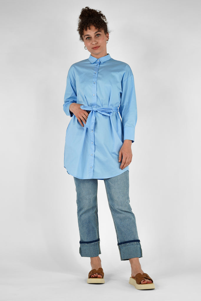 Kurzes Blusenkleid mit Gurt aus Baumwoll-Popeline in hellblau.