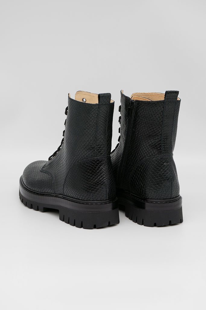 Stylische Schnürstiefelette in Snake-Optik aus dem Hause L´Ecologica