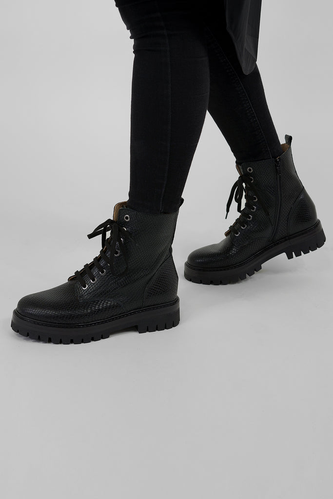 Stylische Schnürstiefelette in Snake-Optik aus dem Hause L´Ecologica