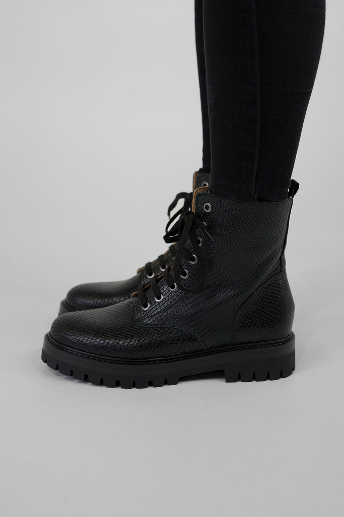 Stylische Schnürstiefelette in Snake-Optik aus dem Hause L´Ecologica