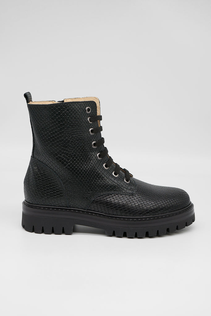 Stylische Schnürstiefelette in Snake-Optik aus dem Hause L´Ecologica
