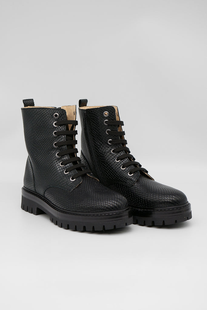 Stylische Schnürstiefelette in Snake-Optik aus dem Hause L´Ecologica