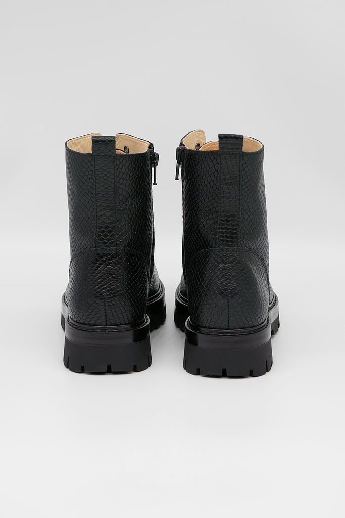 Stylische Schnürstiefelette in Snake-Optik aus dem Hause L´Ecologica