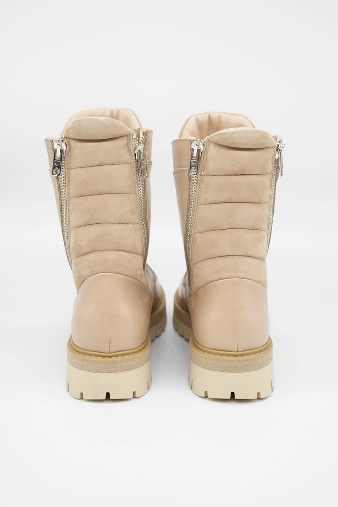 Ein absoluter Megatrend: Cremefarbene Boots im sportiven Look.