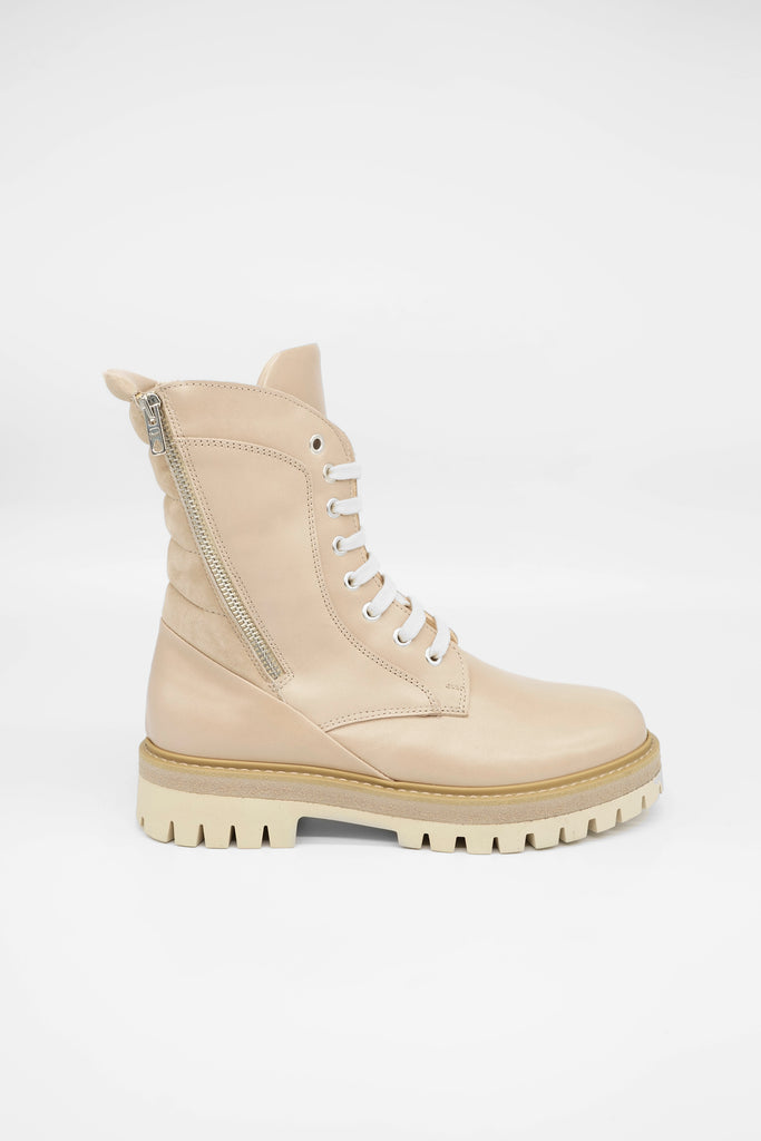 Ein absoluter Megatrend: Cremefarbene Boots im sportiven Look.