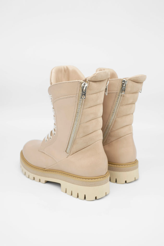 Ein absoluter Megatrend: Cremefarbene Boots im sportiven Look.