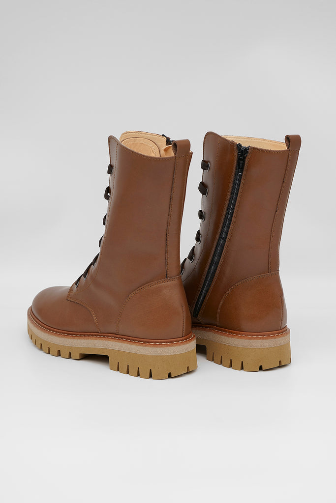 Hohe Schnürstiefelette in camel mit heller Gummisohle aus dem Hause L´Ecologica