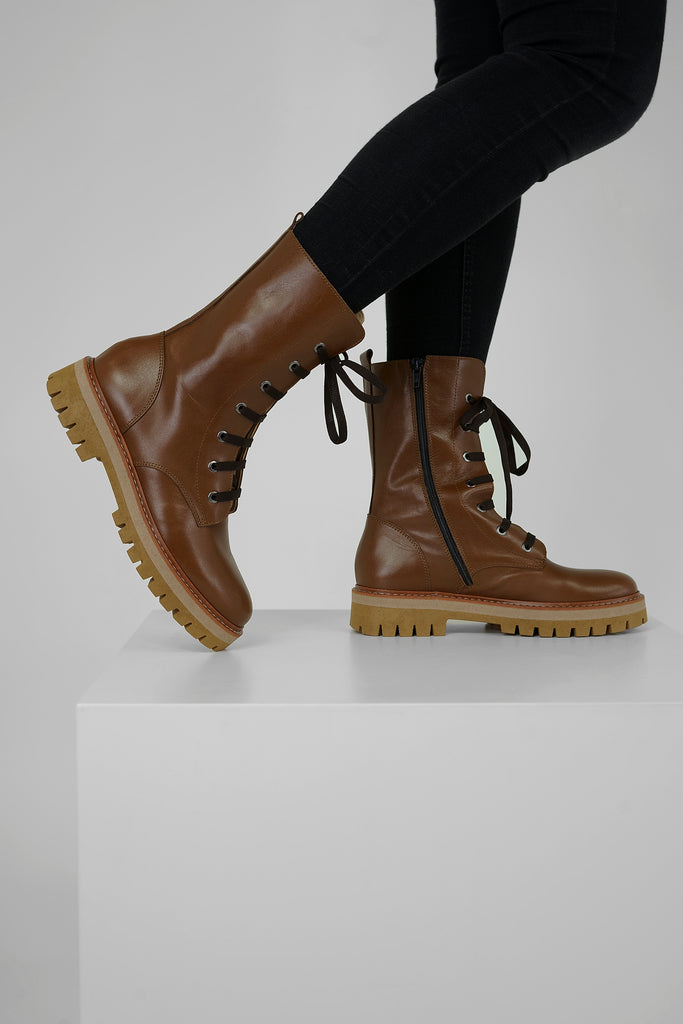 Hohe Schnürstiefelette in camel mit heller Gummisohle aus dem Hause L´Ecologica