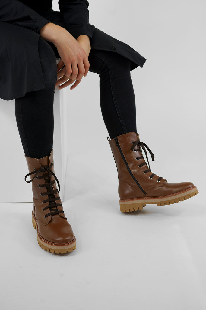 Hohe Schnürstiefelette in camel mit heller Gummisohle aus dem Hause L´Ecologica