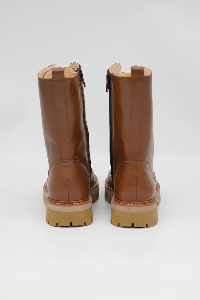 Hohe Schnürstiefelette in camel mit heller Gummisohle aus dem Hause L´Ecologica