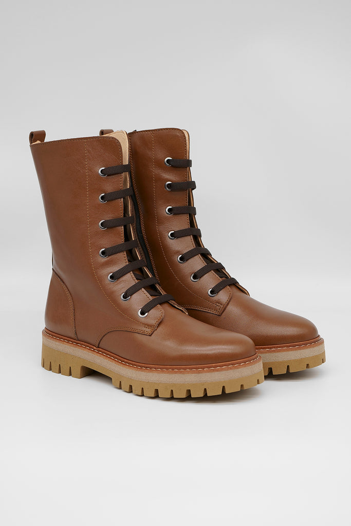 Hohe Schnürstiefelette in camel mit heller Gummisohle aus dem Hause L´Ecologica