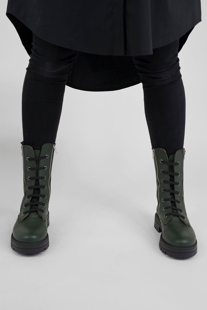 Hohe Schnürstiefelette mit extra Reißverschlüssen aus dem Hause L´Ecologica