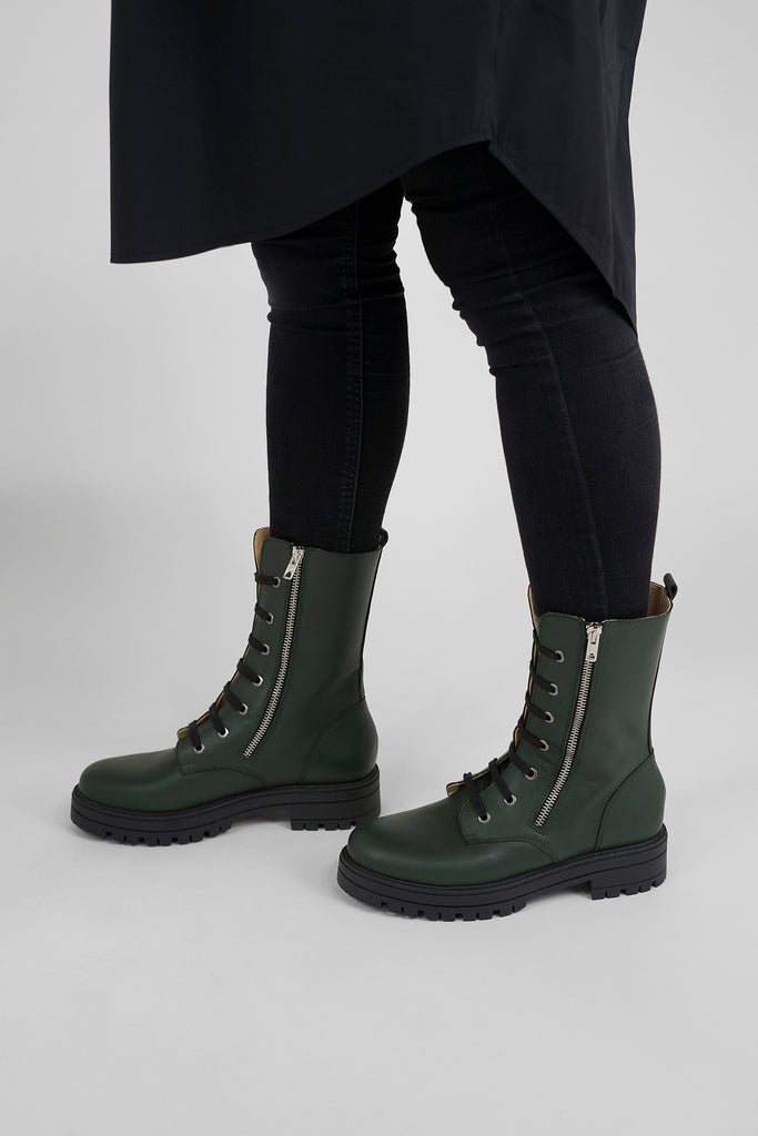 Hohe Schnürstiefelette mit extra Reißverschlüssen aus dem Hause L´Ecologica