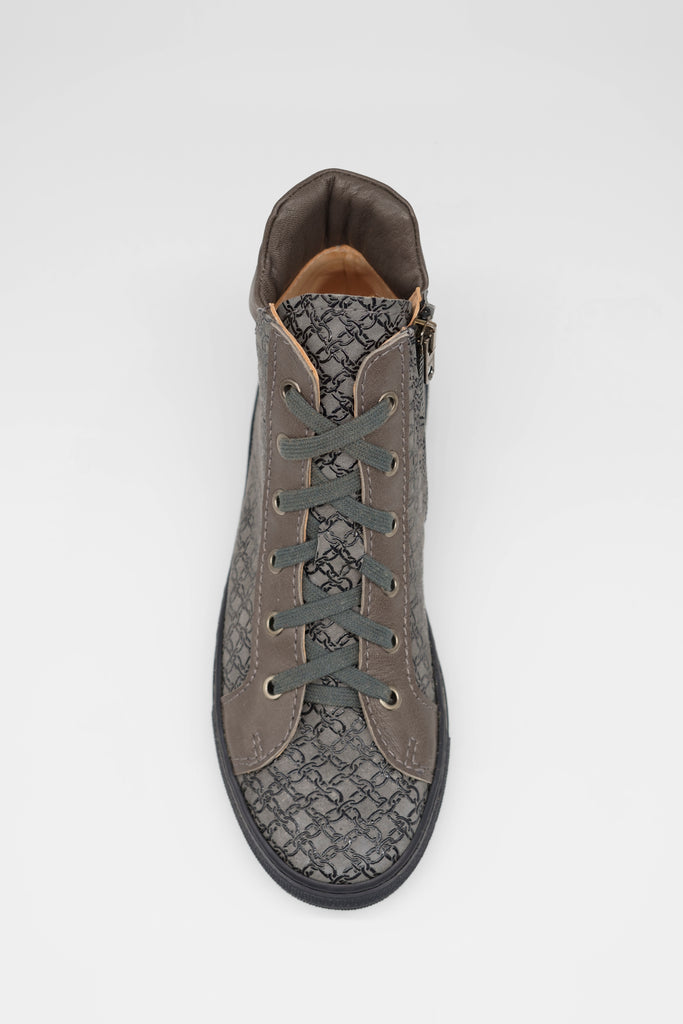 Eyecatcher der Saison: High-Top Sneaker mit Allover-Druck.