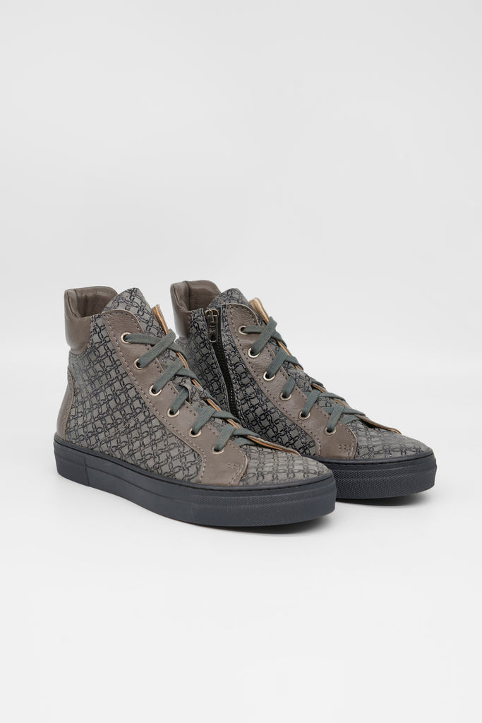 Eyecatcher der Saison: High-Top Sneaker mit Allover-Druck.