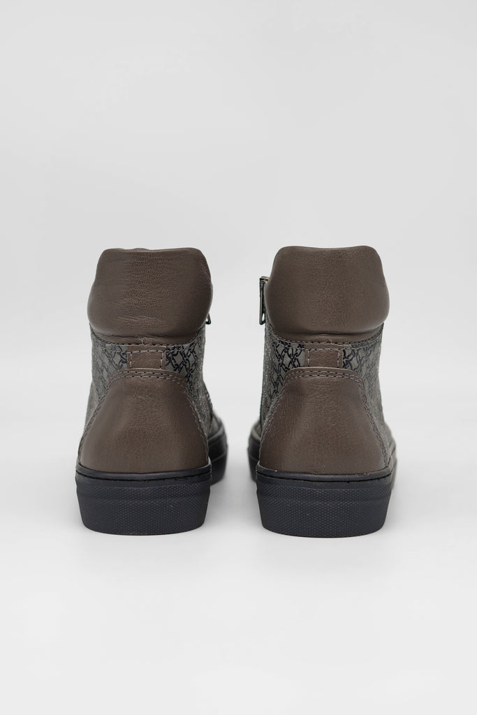 Eyecatcher der Saison: High-Top Sneaker mit Allover-Druck.