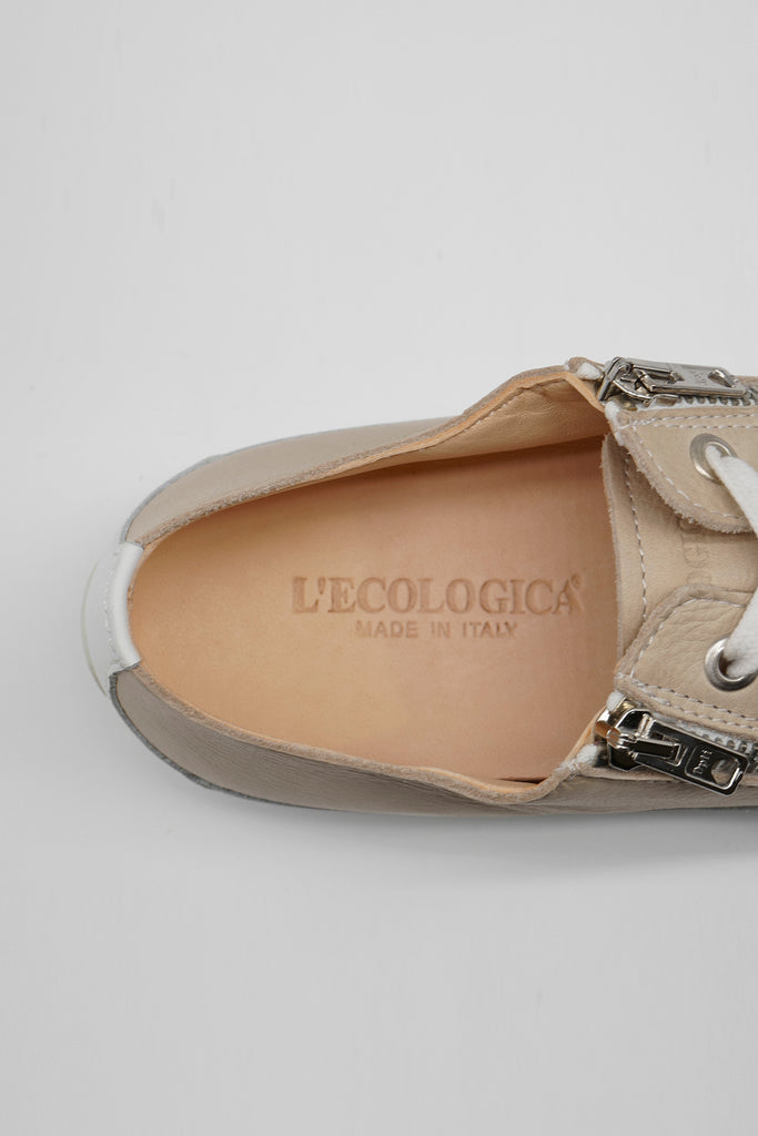 Die Marke L’Ecologica ist all denjenigen gewidmet, die sich um die Gesundheit ihrer Füße sorgen, ohne dabei auf ein modisches Design verzichten zu wollen. Ecologica-Schuhe werden ausschließlich aus pflanzlich gegerbtem Lederfutter mit einem sehr niedrigen Chromgehalt hergestellt. Für die Produktion werden nur Leder, Konservierungs- und Farbstoffe nach strengen EU-Bestimmungen verwendet.