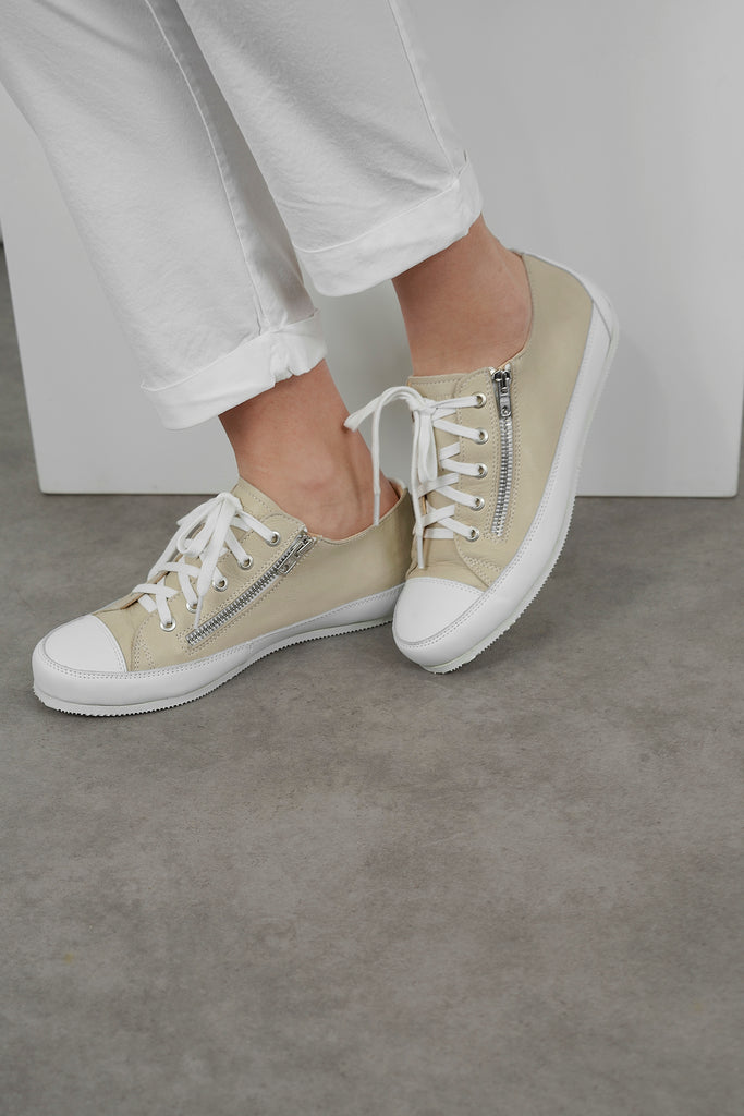 Die Marke L’Ecologica ist all denjenigen gewidmet, die sich um die Gesundheit ihrer Füße sorgen, ohne dabei auf ein modisches Design verzichten zu wollen. Ecologica-Schuhe werden ausschließlich aus pflanzlich gegerbtem Lederfutter mit einem sehr niedrigen Chromgehalt hergestellt. Für die Produktion werden nur Leder, Konservierungs- und Farbstoffe nach strengen EU-Bestimmungen verwendet.