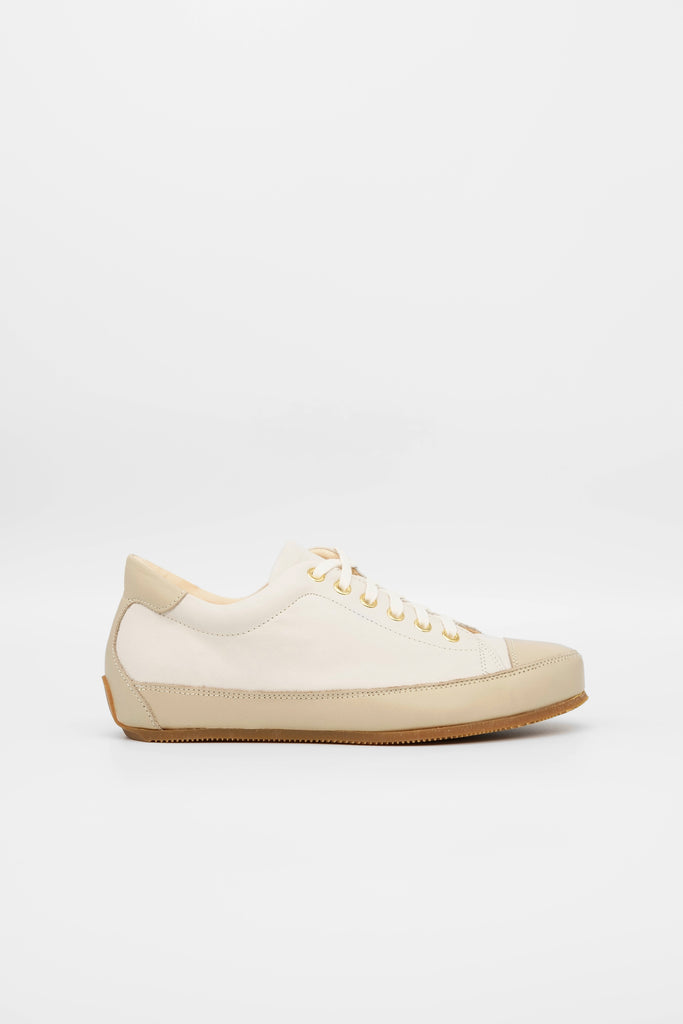 Edler Sneaker aus Nappaleder mit herausnehmbarer Einlegesohle und integriertem 2,5 cm hohen Fersenkeil für gesundes Abrollen.  Die Marke L’Ecologica ist all denjenigen gewidmet, die sich um die Gesundheit ihrer Füße sorgen, ohne dabei auf ein modisches Design verzichten zu wollen. Ecologica-Schuhe werden ausschließlich aus pflanzlich gegerbtem Lederfutter mit einem sehr niedrigen Chromgehalt hergestellt.