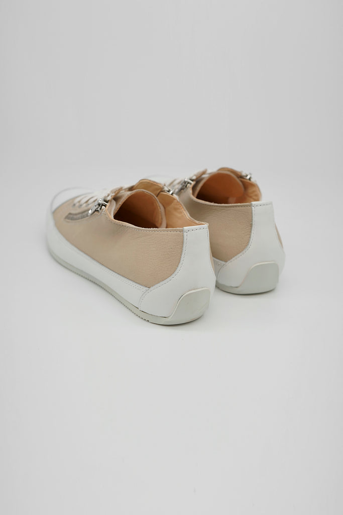 Die Marke L’Ecologica ist all denjenigen gewidmet, die sich um die Gesundheit ihrer Füße sorgen, ohne dabei auf ein modisches Design verzichten zu wollen. Ecologica-Schuhe werden ausschließlich aus pflanzlich gegerbtem Lederfutter mit einem sehr niedrigen Chromgehalt hergestellt. Für die Produktion werden nur Leder, Konservierungs- und Farbstoffe nach strengen EU-Bestimmungen verwendet.