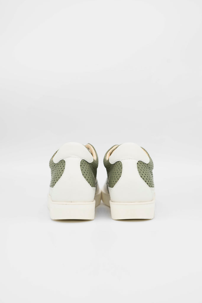 Edler Sneaker aus Nappaleder mit herausnehmbarer Einlegesohle und integriertem 2,5 cm hohen Fersenkeil für gesundes Abrollen.  Die Marke L’Ecologica ist all denjenigen gewidmet, die sich um die Gesundheit ihrer Füße sorgen, ohne dabei auf ein modisches Design verzichten zu wollen. Ecologica-Schuhe werden ausschließlich aus pflanzlich gegerbtem Lederfutter mit einem sehr niedrigen Chromgehalt hergestellt.