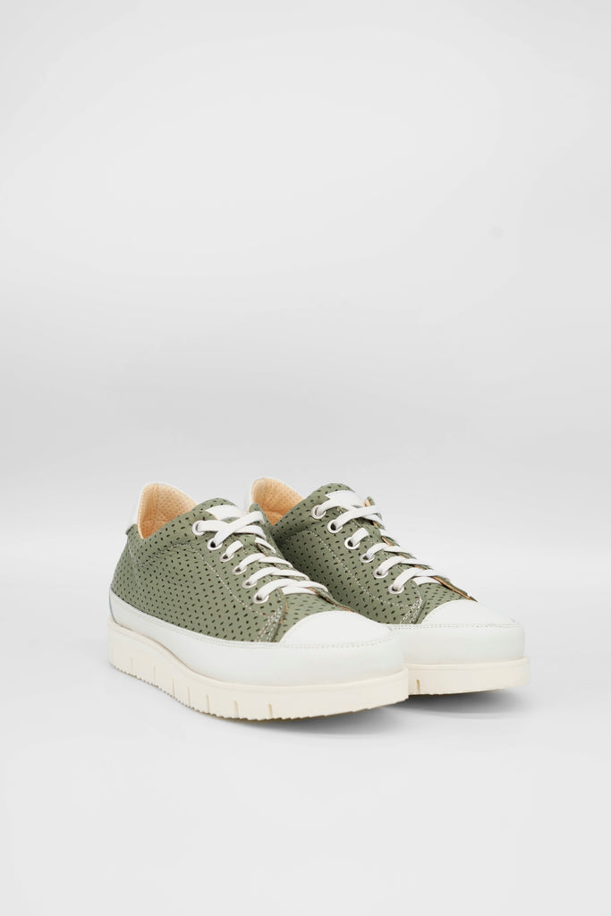 Edler Sneaker aus Nappaleder mit herausnehmbarer Einlegesohle und integriertem 2,5 cm hohen Fersenkeil für gesundes Abrollen.  Die Marke L’Ecologica ist all denjenigen gewidmet, die sich um die Gesundheit ihrer Füße sorgen, ohne dabei auf ein modisches Design verzichten zu wollen. Ecologica-Schuhe werden ausschließlich aus pflanzlich gegerbtem Lederfutter mit einem sehr niedrigen Chromgehalt hergestellt.