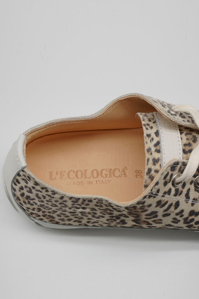 Die Marke L’Ecologica ist all denjenigen gewidmet, die sich um die Gesundheit ihrer Füße sorgen, ohne dabei auf ein modisches Design verzichten zu wollen. Ecologica-Schuhe werden ausschließlich aus pflanzlich gegerbtem Lederfutter mit einem sehr niedrigen Chromgehalt hergestellt. Für die Produktion werden nur Leder, Konservierungs- und Farbstoffe nach strengen EU-Bestimmungen verwendet. 