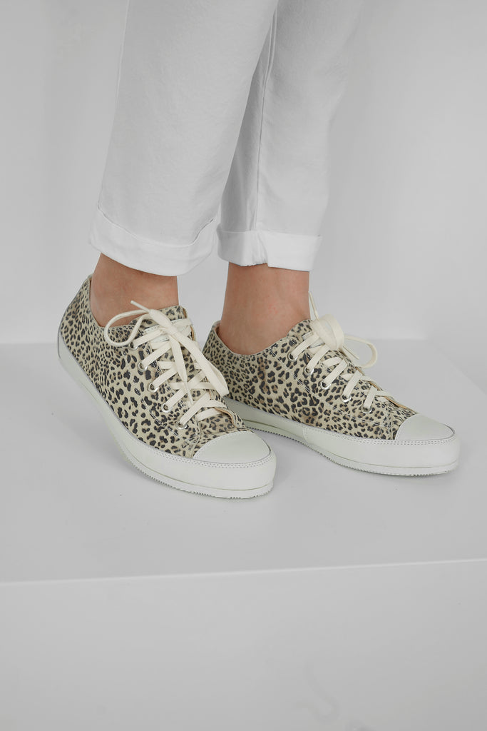 Die Marke L’Ecologica ist all denjenigen gewidmet, die sich um die Gesundheit ihrer Füße sorgen, ohne dabei auf ein modisches Design verzichten zu wollen. Ecologica-Schuhe werden ausschließlich aus pflanzlich gegerbtem Lederfutter mit einem sehr niedrigen Chromgehalt hergestellt. Für die Produktion werden nur Leder, Konservierungs- und Farbstoffe nach strengen EU-Bestimmungen verwendet. 
