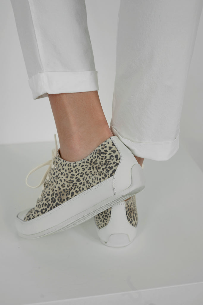 Die Marke L’Ecologica ist all denjenigen gewidmet, die sich um die Gesundheit ihrer Füße sorgen, ohne dabei auf ein modisches Design verzichten zu wollen. Ecologica-Schuhe werden ausschließlich aus pflanzlich gegerbtem Lederfutter mit einem sehr niedrigen Chromgehalt hergestellt. Für die Produktion werden nur Leder, Konservierungs- und Farbstoffe nach strengen EU-Bestimmungen verwendet. 