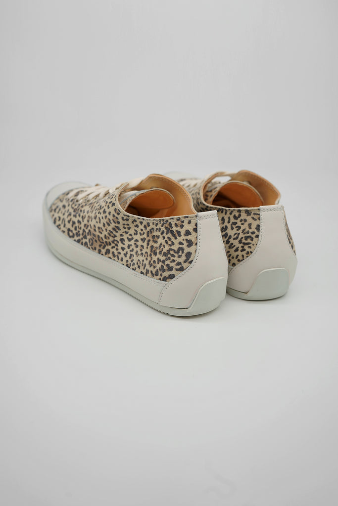 Die Marke L’Ecologica ist all denjenigen gewidmet, die sich um die Gesundheit ihrer Füße sorgen, ohne dabei auf ein modisches Design verzichten zu wollen. Ecologica-Schuhe werden ausschließlich aus pflanzlich gegerbtem Lederfutter mit einem sehr niedrigen Chromgehalt hergestellt. Für die Produktion werden nur Leder, Konservierungs- und Farbstoffe nach strengen EU-Bestimmungen verwendet. 