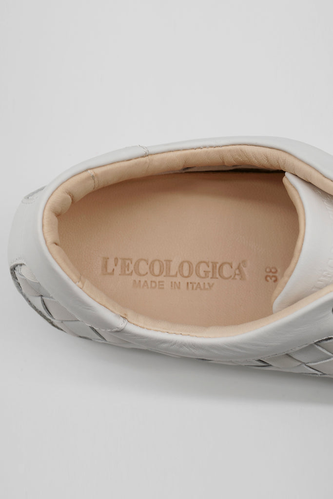 Die Marke L’Ecologica ist all denjenigen gewidmet, die sich um die Gesundheit ihrer Füße sorgen, ohne dabei auf ein modisches Design verzichten zu wollen. Ecologica-Schuhe werden ausschließlich aus pflanzlich gegerbtem Lederfutter mit einem sehr niedrigen Chromgehalt hergestellt. Für die Produktion werden nur Leder, Konservierungs- und Farbstoffe nach strengen EU-Bestimmungen verwendet. 