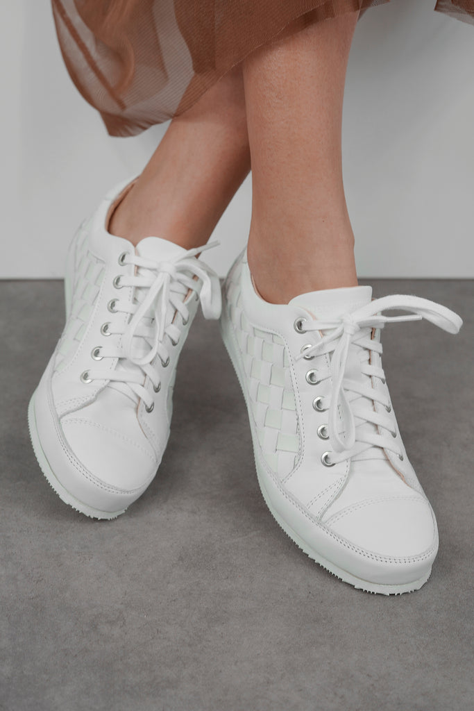 Die Marke L’Ecologica ist all denjenigen gewidmet, die sich um die Gesundheit ihrer Füße sorgen, ohne dabei auf ein modisches Design verzichten zu wollen. Ecologica-Schuhe werden ausschließlich aus pflanzlich gegerbtem Lederfutter mit einem sehr niedrigen Chromgehalt hergestellt. Für die Produktion werden nur Leder, Konservierungs- und Farbstoffe nach strengen EU-Bestimmungen verwendet. 