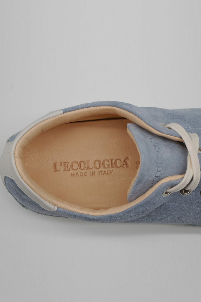 Die Marke L’Ecologica ist all denjenigen gewidmet, die sich um die Gesundheit ihrer Füße sorgen, ohne dabei auf ein modisches Design verzichten zu wollen. Ecologica-Schuhe werden ausschließlich aus pflanzlich gegerbtem Lederfutter mit einem sehr niedrigen Chromgehalt hergestellt. Für die Produktion werden nur Leder, Konservierungs- und Farbstoffe nach strengen EU-Bestimmungen verwendet.