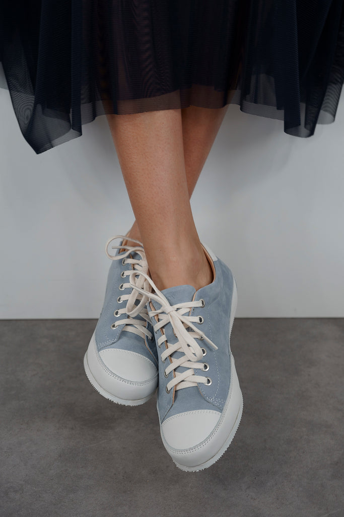 Die Marke L’Ecologica ist all denjenigen gewidmet, die sich um die Gesundheit ihrer Füße sorgen, ohne dabei auf ein modisches Design verzichten zu wollen. Ecologica-Schuhe werden ausschließlich aus pflanzlich gegerbtem Lederfutter mit einem sehr niedrigen Chromgehalt hergestellt. Für die Produktion werden nur Leder, Konservierungs- und Farbstoffe nach strengen EU-Bestimmungen verwendet.