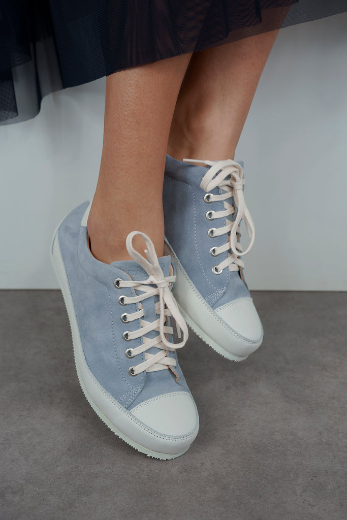 Die Marke L’Ecologica ist all denjenigen gewidmet, die sich um die Gesundheit ihrer Füße sorgen, ohne dabei auf ein modisches Design verzichten zu wollen. Ecologica-Schuhe werden ausschließlich aus pflanzlich gegerbtem Lederfutter mit einem sehr niedrigen Chromgehalt hergestellt. Für die Produktion werden nur Leder, Konservierungs- und Farbstoffe nach strengen EU-Bestimmungen verwendet.
