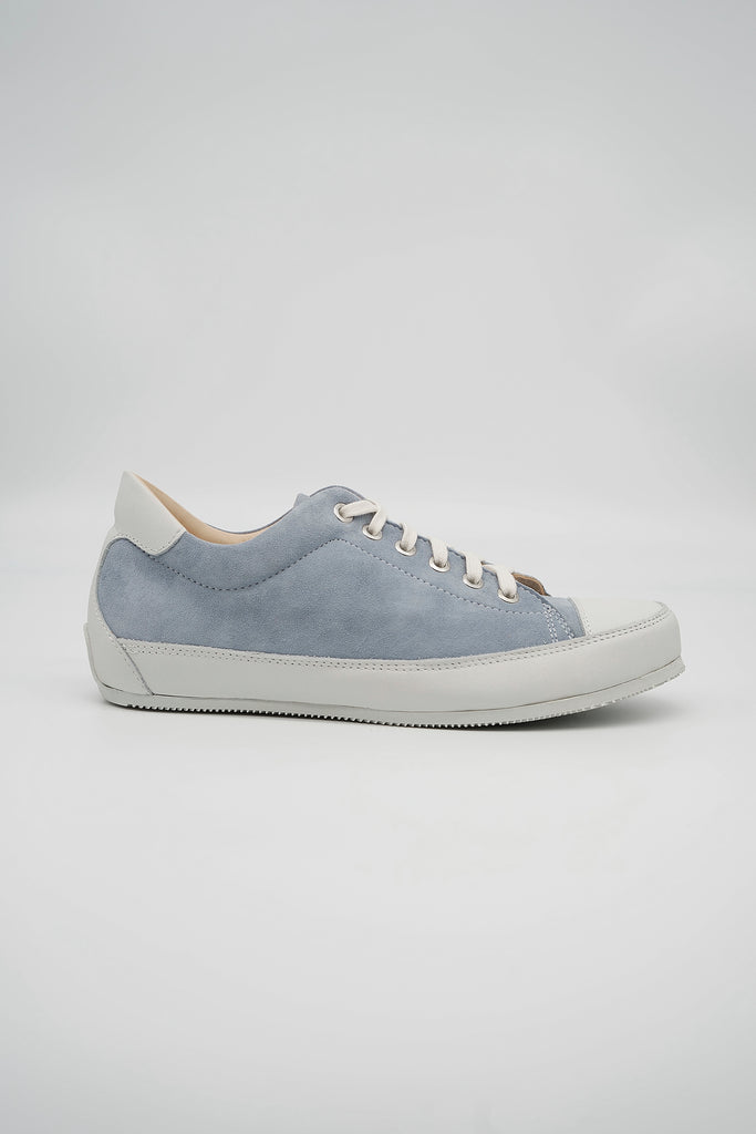 Die Marke L’Ecologica ist all denjenigen gewidmet, die sich um die Gesundheit ihrer Füße sorgen, ohne dabei auf ein modisches Design verzichten zu wollen. Ecologica-Schuhe werden ausschließlich aus pflanzlich gegerbtem Lederfutter mit einem sehr niedrigen Chromgehalt hergestellt. Für die Produktion werden nur Leder, Konservierungs- und Farbstoffe nach strengen EU-Bestimmungen verwendet.