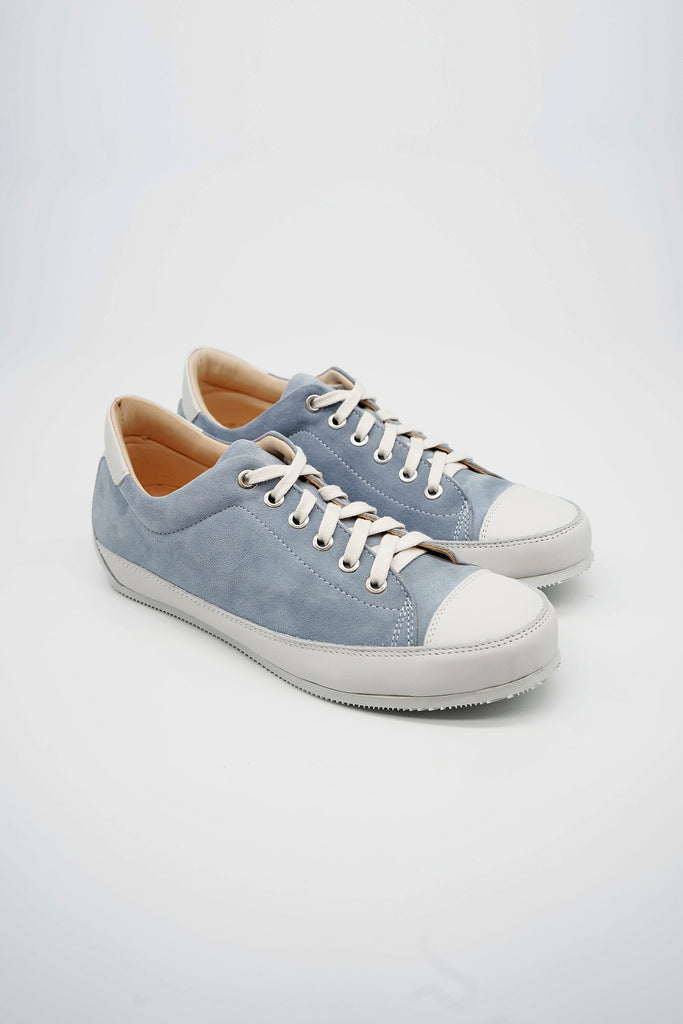 Die Marke L’Ecologica ist all denjenigen gewidmet, die sich um die Gesundheit ihrer Füße sorgen, ohne dabei auf ein modisches Design verzichten zu wollen. Ecologica-Schuhe werden ausschließlich aus pflanzlich gegerbtem Lederfutter mit einem sehr niedrigen Chromgehalt hergestellt. Für die Produktion werden nur Leder, Konservierungs- und Farbstoffe nach strengen EU-Bestimmungen verwendet.