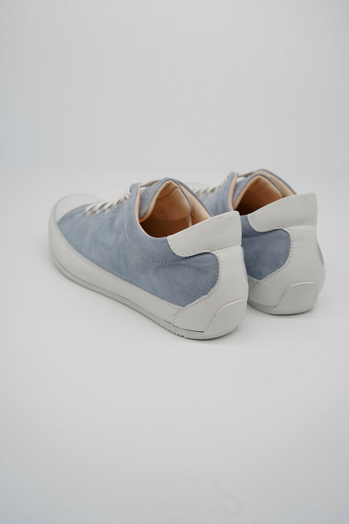 Die Marke L’Ecologica ist all denjenigen gewidmet, die sich um die Gesundheit ihrer Füße sorgen, ohne dabei auf ein modisches Design verzichten zu wollen. Ecologica-Schuhe werden ausschließlich aus pflanzlich gegerbtem Lederfutter mit einem sehr niedrigen Chromgehalt hergestellt. Für die Produktion werden nur Leder, Konservierungs- und Farbstoffe nach strengen EU-Bestimmungen verwendet.