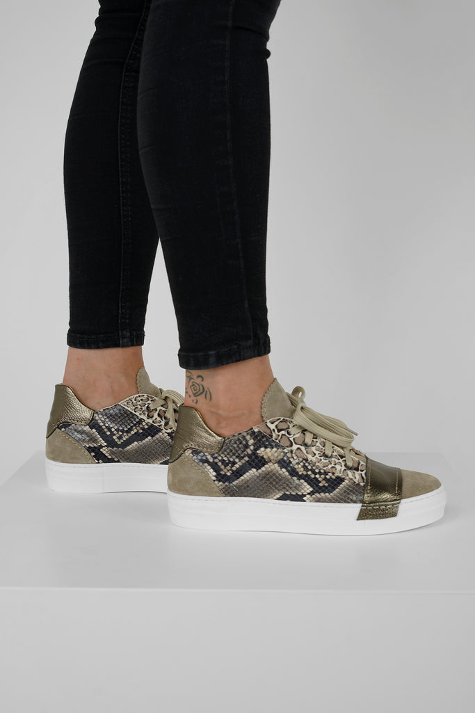 Sportlich chicer Patchwork-Sneaker, vorne mit breitem Lederband aus dem Hause L´ECOLOGICA